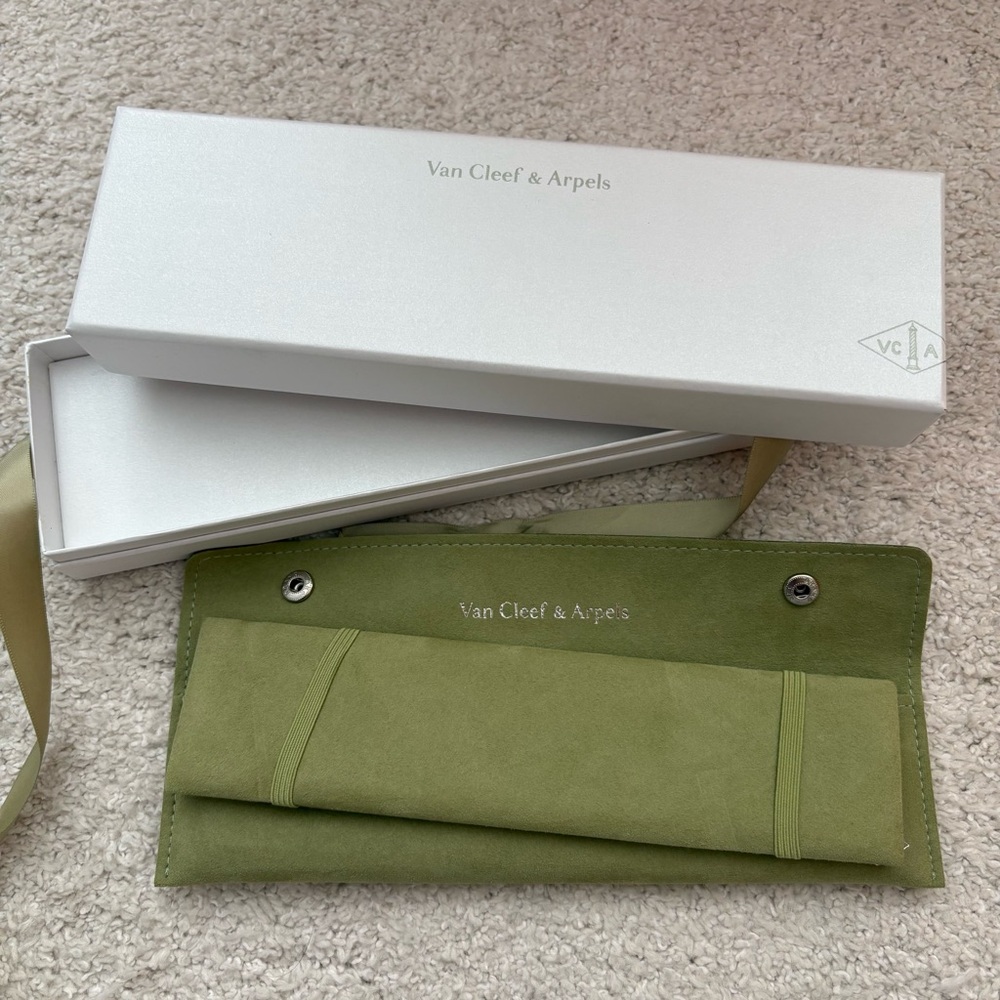 Authentic Van Cleef & Arpels Green Jewelry Pouch - image 1